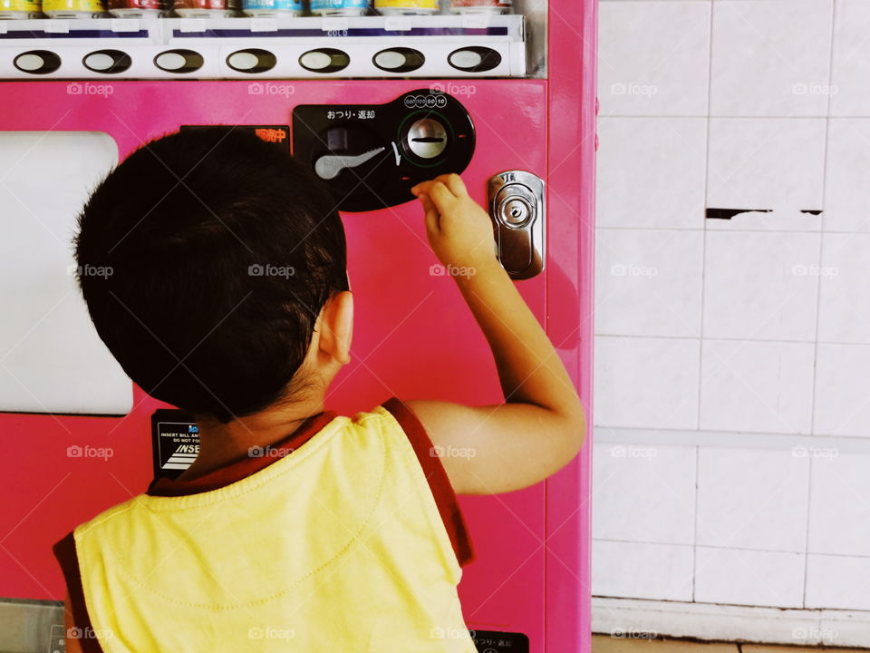 Putting coins to the vendor machine