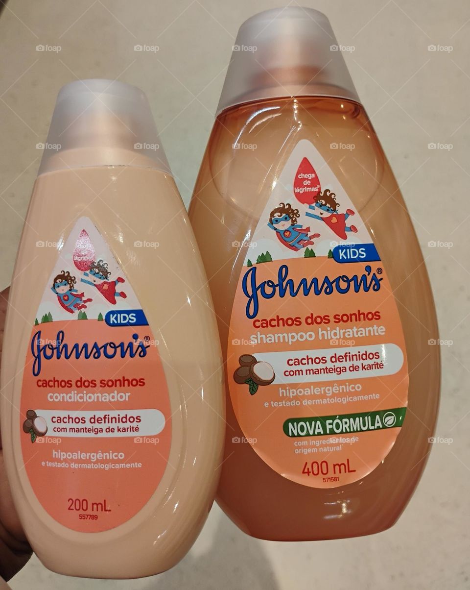 Cabelos alinhados, brilhantes, macios, perfumados, cachos definidos e saudáveis. Use o shampoo hidratante e condicionador JOHNSONS KIDS , cachos dos sonhos com Manteiga de Karité, com ingredientes de origem natural e tenha os cachos dos sonhos