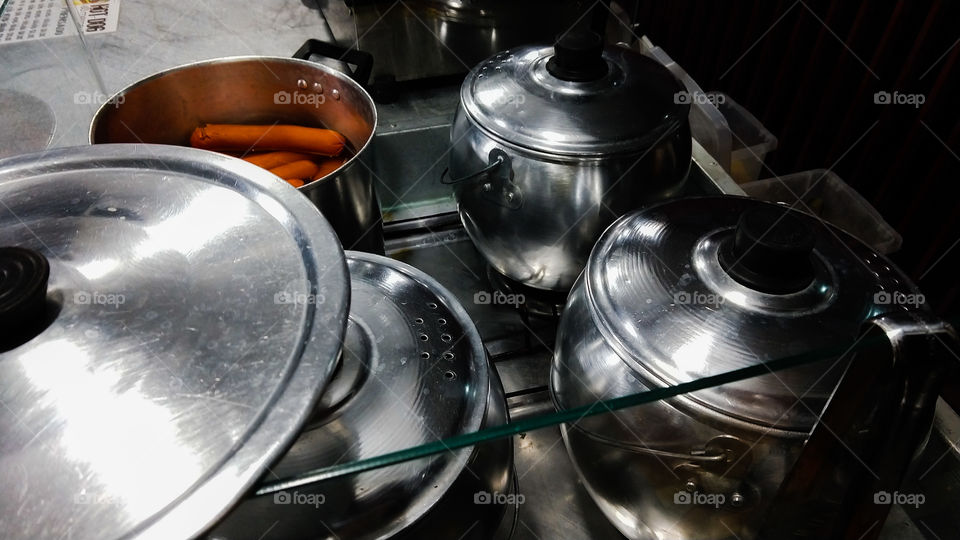 Cozinha. Caldeirões e tampas de alumínio e inox.