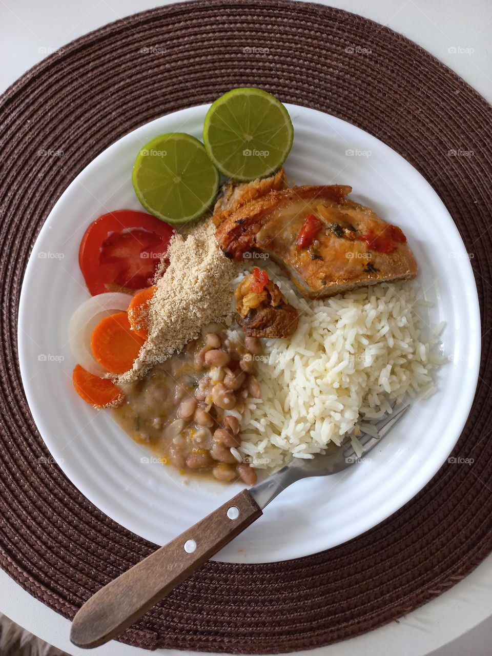 Prato tradicional dos brasileiros.  Arroz, feijão, carne e salada é um dos pratos mais apreciados pelos brasileiros, uma combinação  balanceada de diversos nutrientes