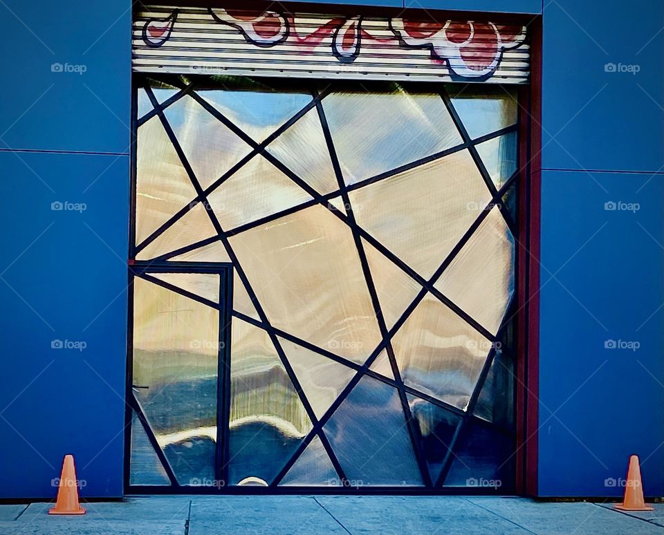 This „Spider-Man“ building is somewhere around „Vernon Jackson“ & „Borden Ave“ in LIC , Queens, NY. The warped mirror effect translates its surroundings in intriguing ways & the sunset glow of the golden hour lends additional warmth. 2023. Hypnotic P