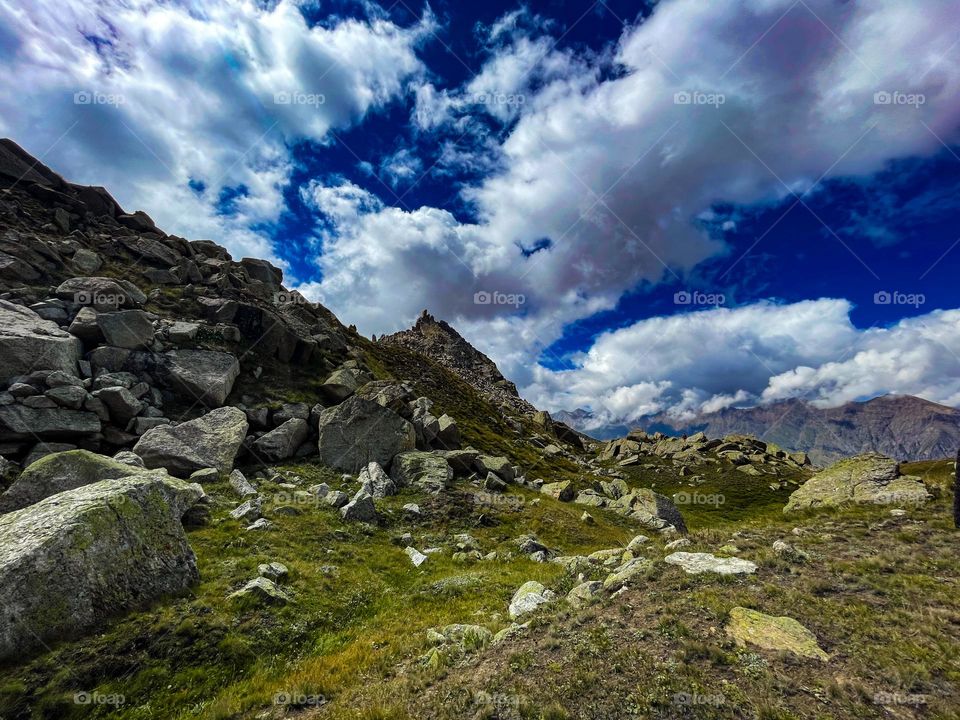 Uphill beautiful Himalayan peaks