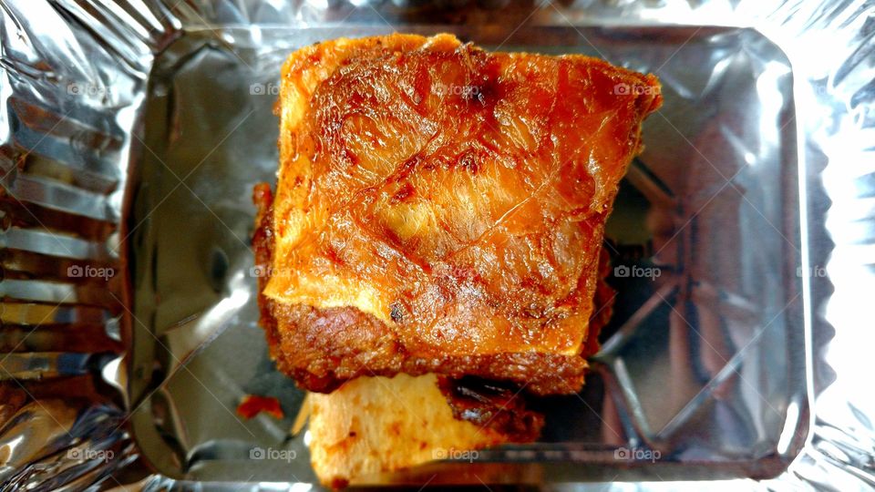 Pedaço frito, de costela de bovino.