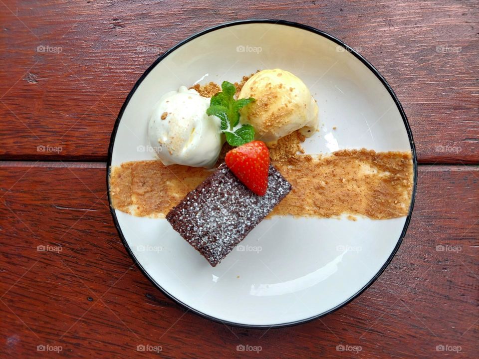 Brownies with vanilla and manggo ice cream.