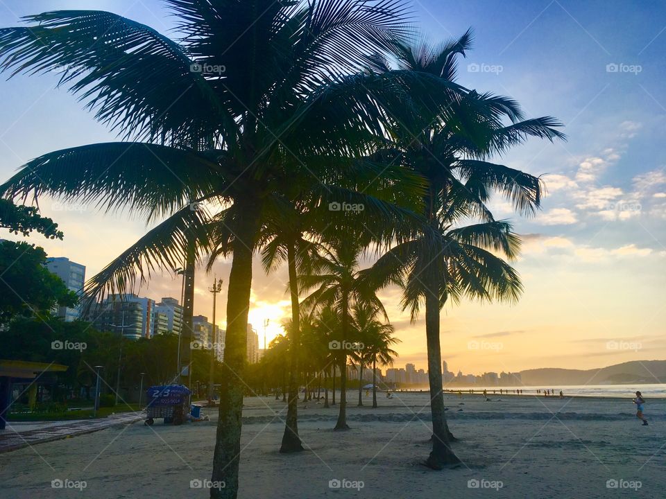 O amanhecer na Praia de Santos - sempre muito bonito, inspirador e com o sol presente.