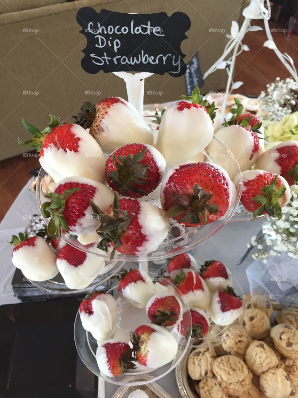 Dipped strawberries. Pretty dipped strawberries for bridal shower ideas