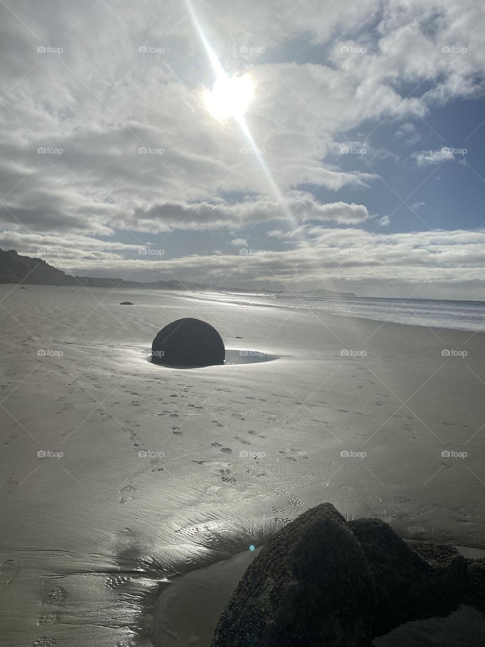 One of the many perfectly round Moeraki Boulders sitting in a lonely spot, Moeraki Beach, South Island, New Zealand 