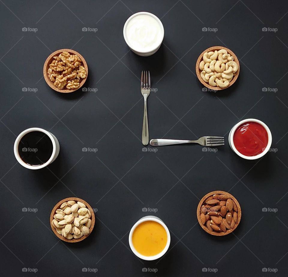 Appetizing clock 😋🕒 Sauces and nuts🌰🥜