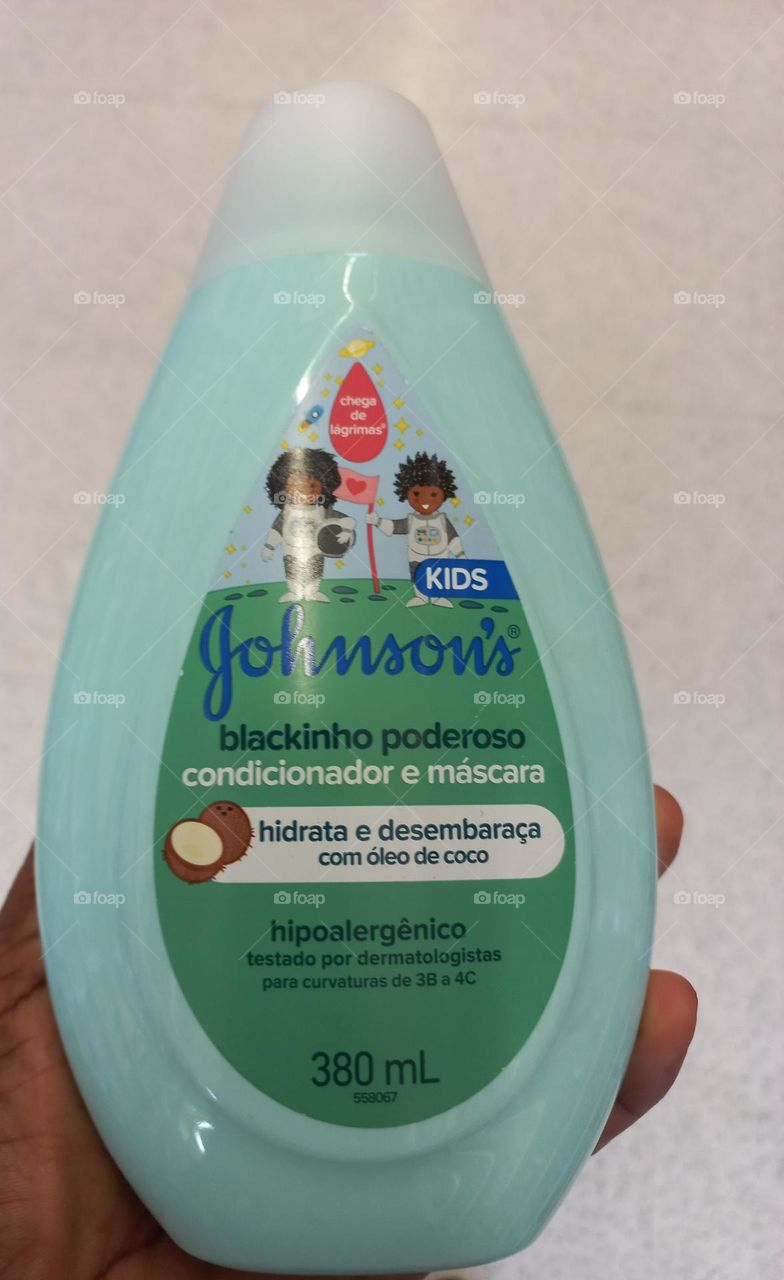 Crianças com cabelos cacheados, crespos, e ressecados. O Condicionador e máscara KIDS Jonhnsons  blackinho poderoso, com óleo de coco, desembaraça, hidrata, nutre e alinha os fios, deixando um blackinho  poderoso,  macio e brilhante.