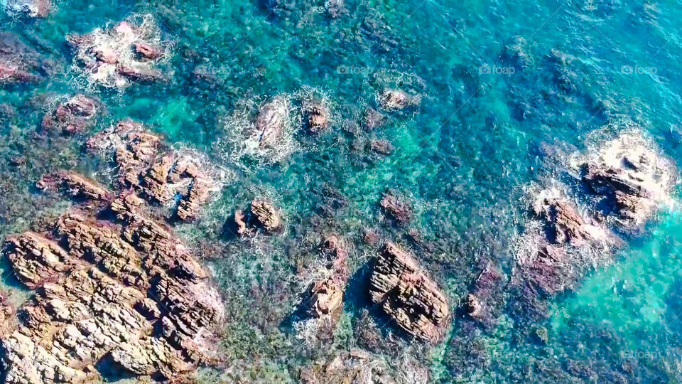 Mar y rocas visto desde el aire