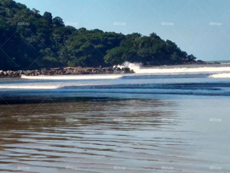 ondas do mar,ondas chocando-se contra as pedras.