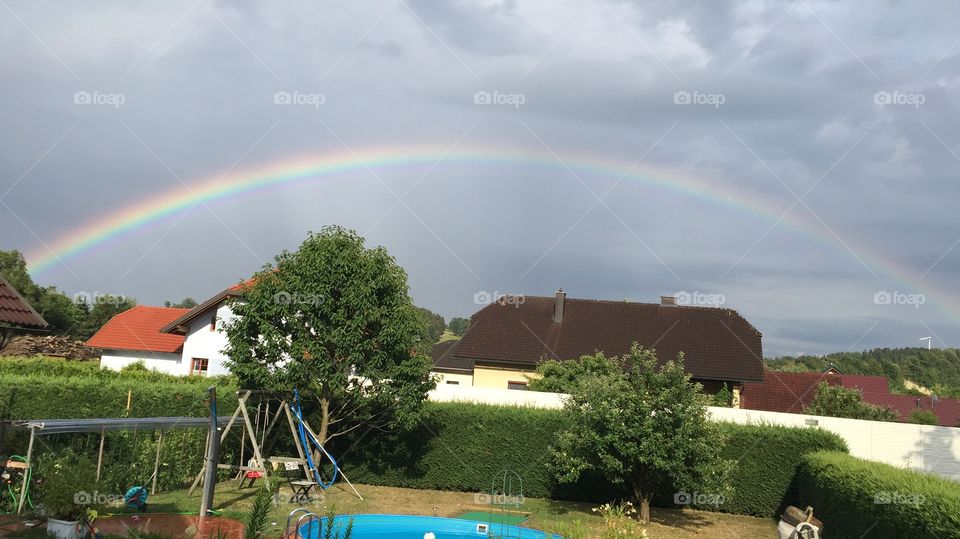 Regenbogen nach schweren Gewitter nahe dem Ort Wieselburg in Österreich