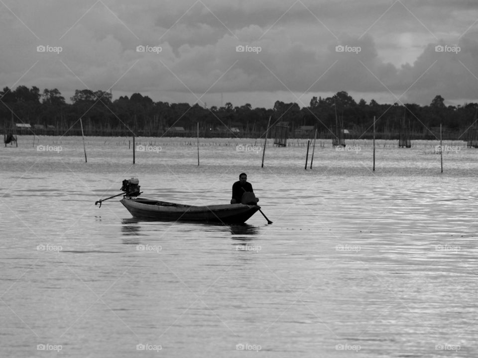 A single fisherman boat float in the lake