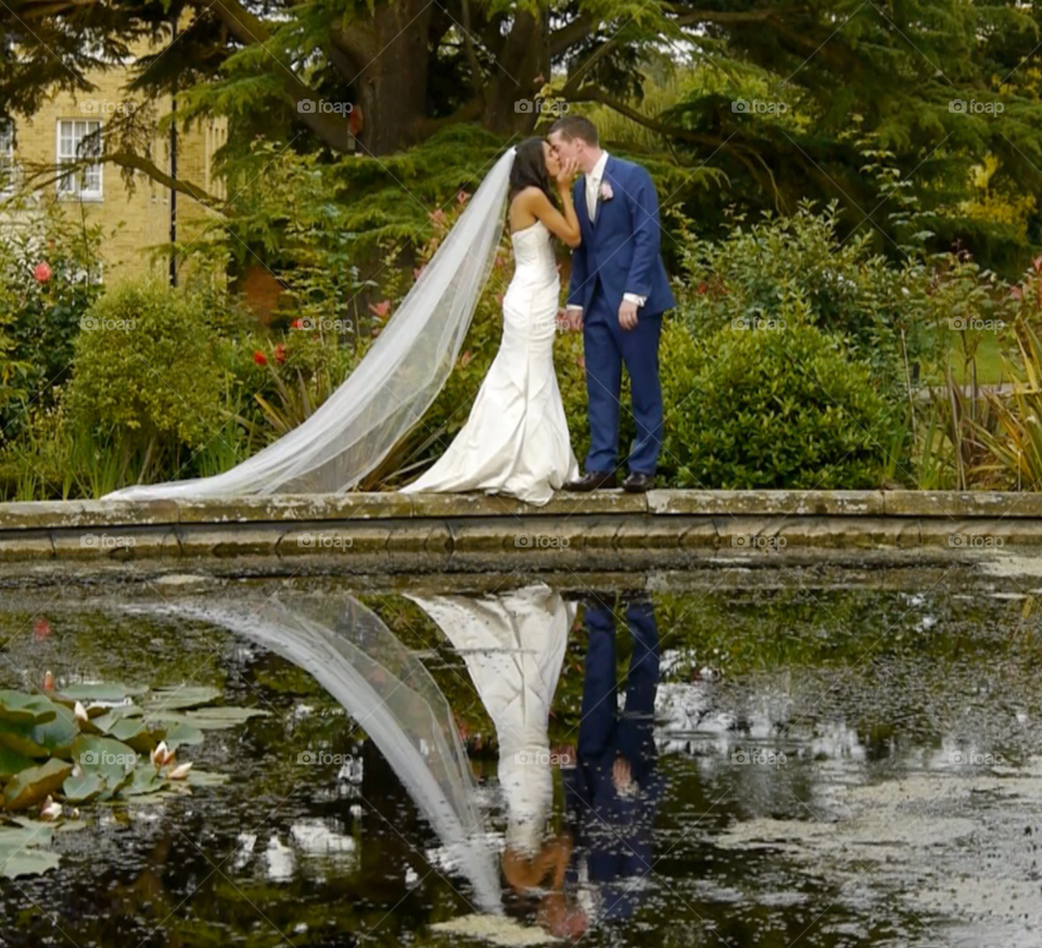 fountain reflection wedding kiss by moviemaniacuk