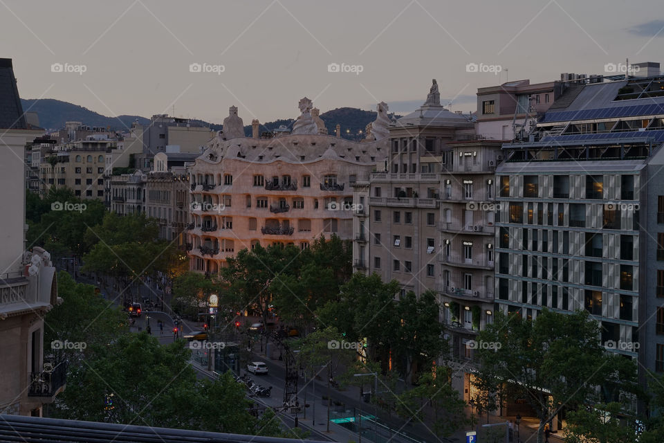 Atardecer sobre el Paseo de Gracia de Barcelona. 