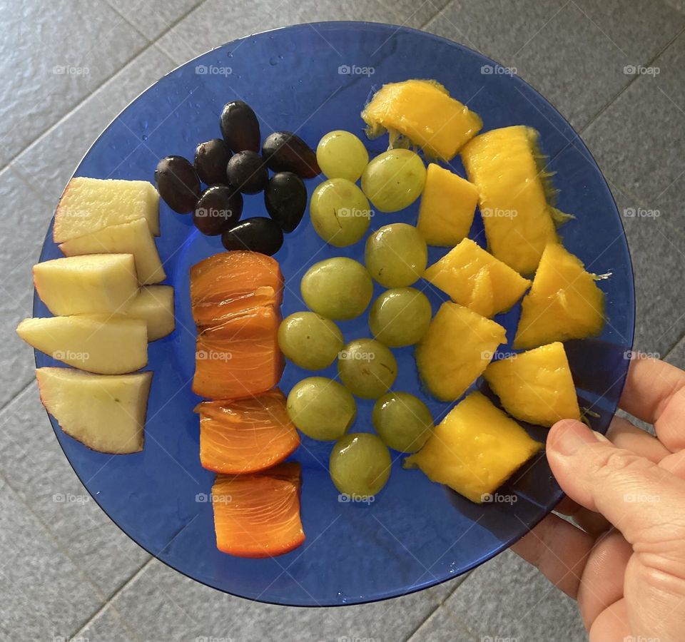 Frutas deliciosas: caprichei com uva, caqui, maçã e manga - tudo bem fresquinho para as crianças saborearem.

Delicious fruits: caprichei with grapes, persimmon, apple and mango - all fresh for the children to taste.