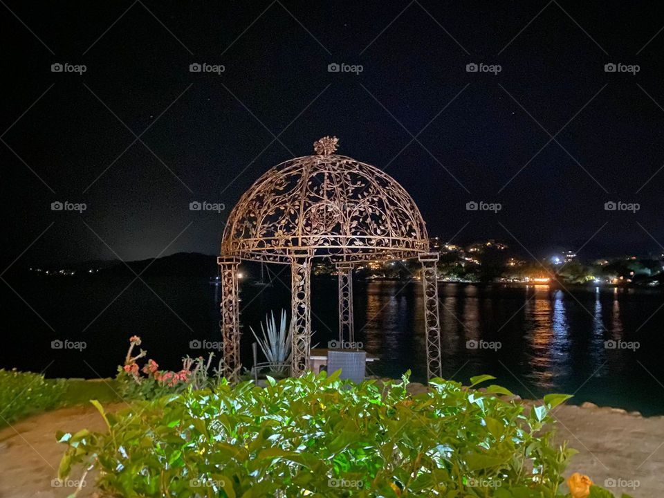 Hermosa vista de una mesa de restaurante con vista al mar