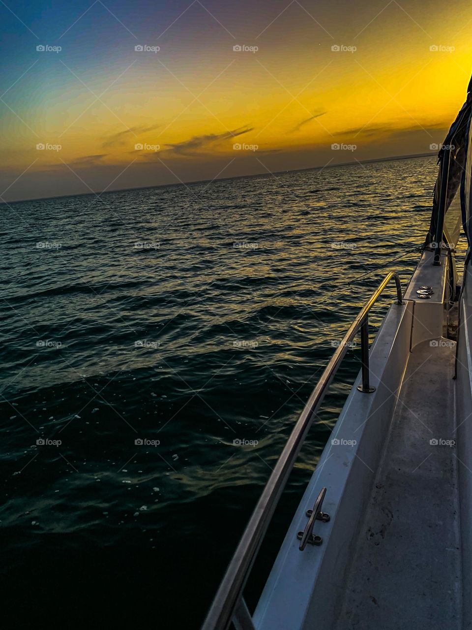 Закат в открытом море 