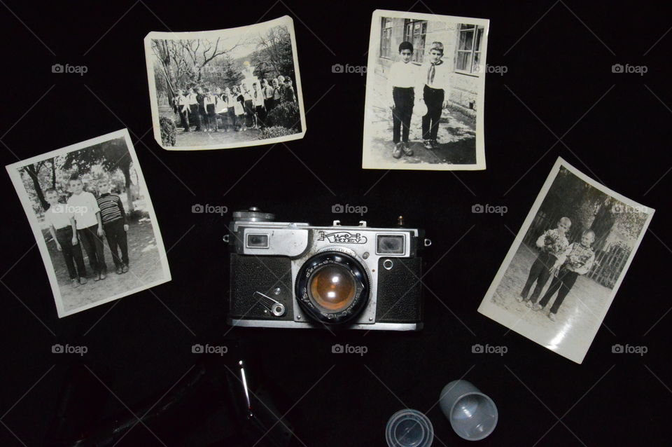 old photos, black and white photos, retro, camera, cues, dark background,