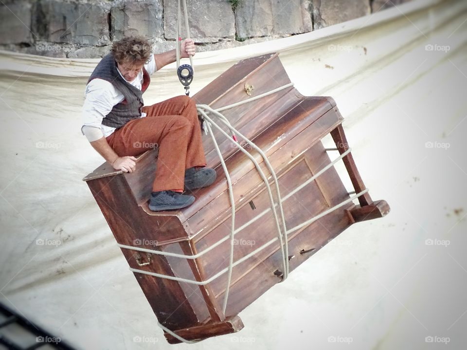 The man of the piano hung