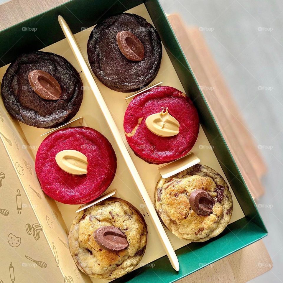 Colourful chunky chocolate red velvet cookies 