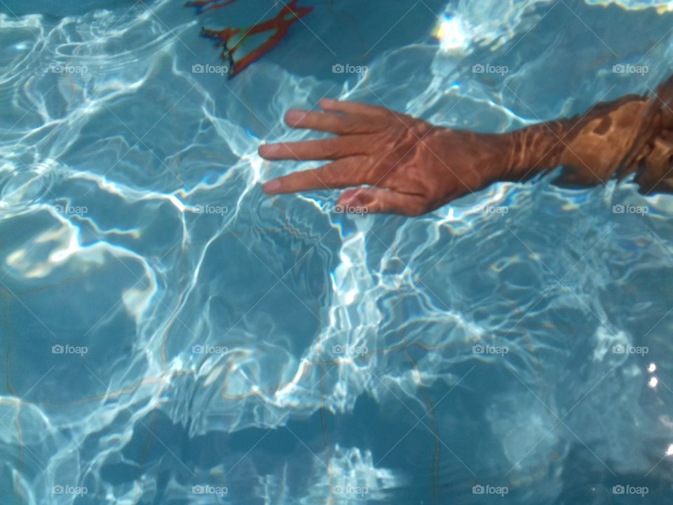 mão na água