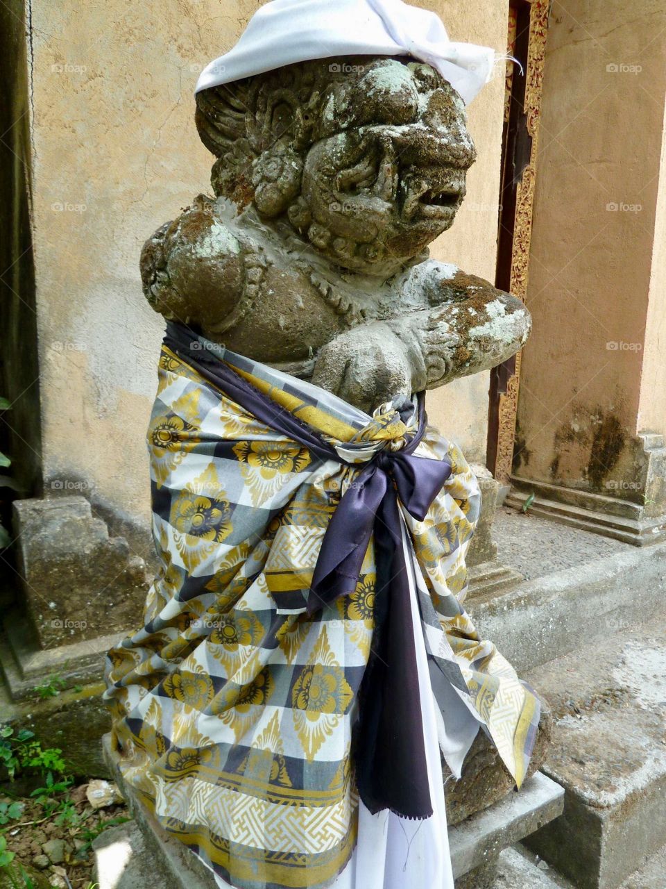 Dressing up stone in Ubud, Bali