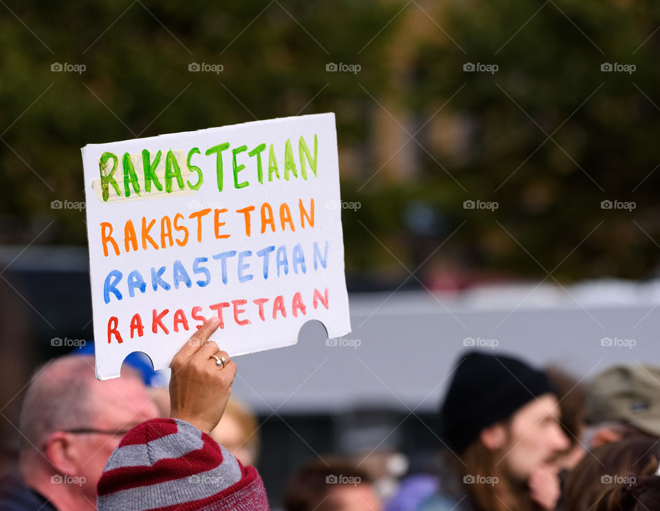 HELSINKI, SUOMI - 24. SYYSKUUTA 2015: Rakastetaan-kyltti Peli poikki - Rikotaan hiljaisuus -mielenosoituksessa rasismia vastaan Mannerheimintiellä 24.9.2016.