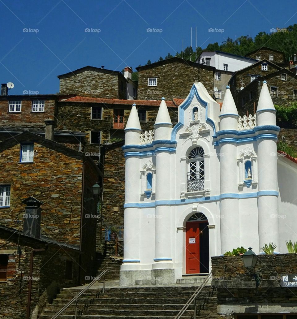 Piodäo, a tiny village with a population of 178 inhabitants, couple of dozen schist houses and a white washed chruch, straight out of a fairy tal
