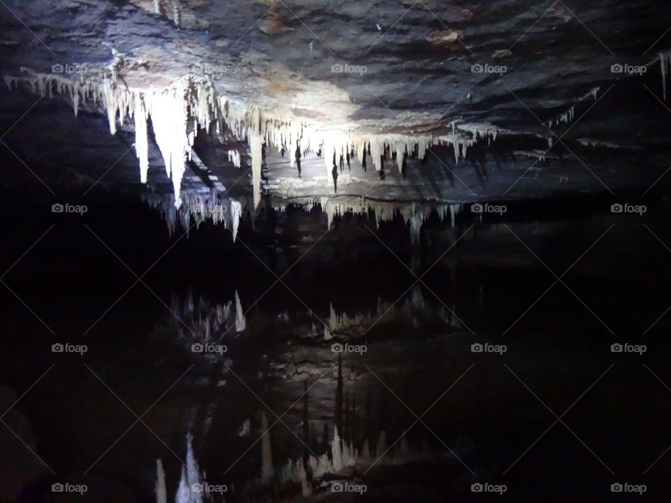 Salão dos espelhos Terra Ronca. Salão dos espelhos na caverna Angélica em Terra Ronca - GO - Brasil 

Angélica Cave