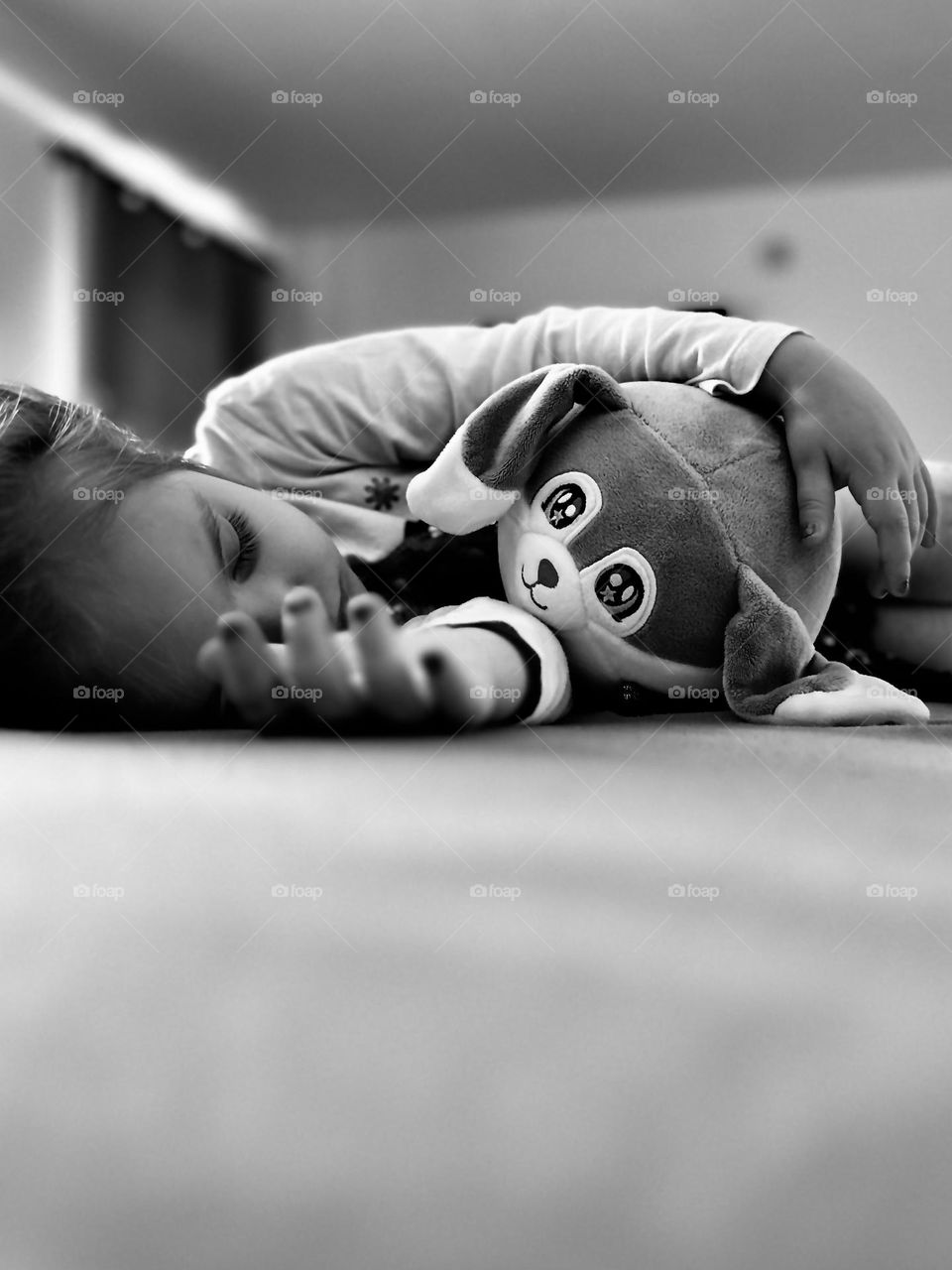 Friends beyond the Sleeping Boundary! A cuddly toy watches over the sweet dreams of a little girl 