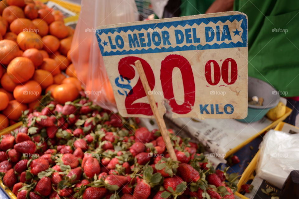 Lo mejor del día. Tianguis are street markets that were prominent during prehispanic times throughout America, although I don't know which places exactly. 