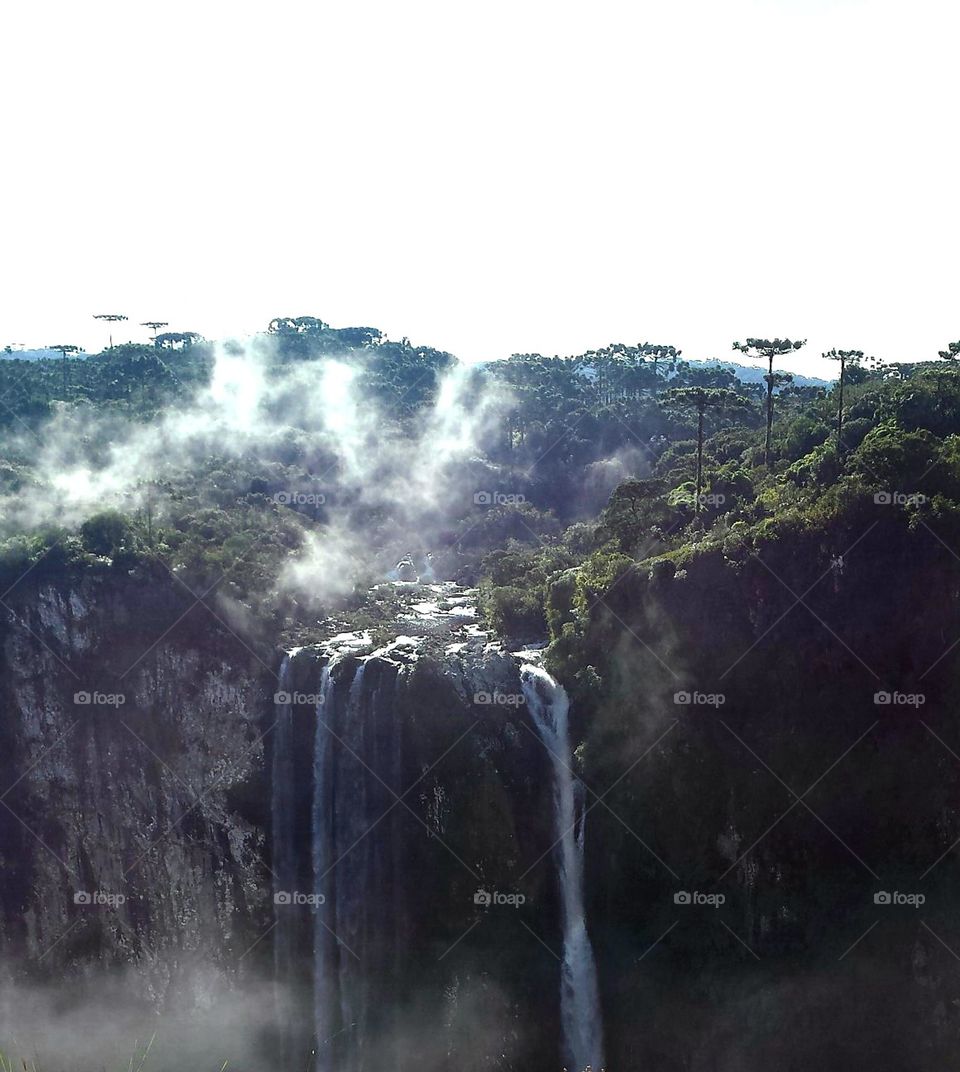 Canyons situados nos Estado do Rio Grande do Sul e Santa Catarina, Brasil.
São 2 Canyons que fazem a separação (divisa) dos dois Estados.
Então situados no parque Nacional Aparados da Serra.
Ar puro, Natureza e paz.
Local mágico e deslumbrante!