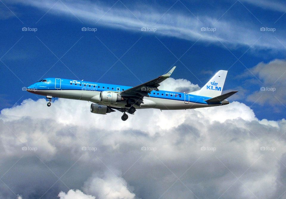 KLM E190 on finals at Heathrow