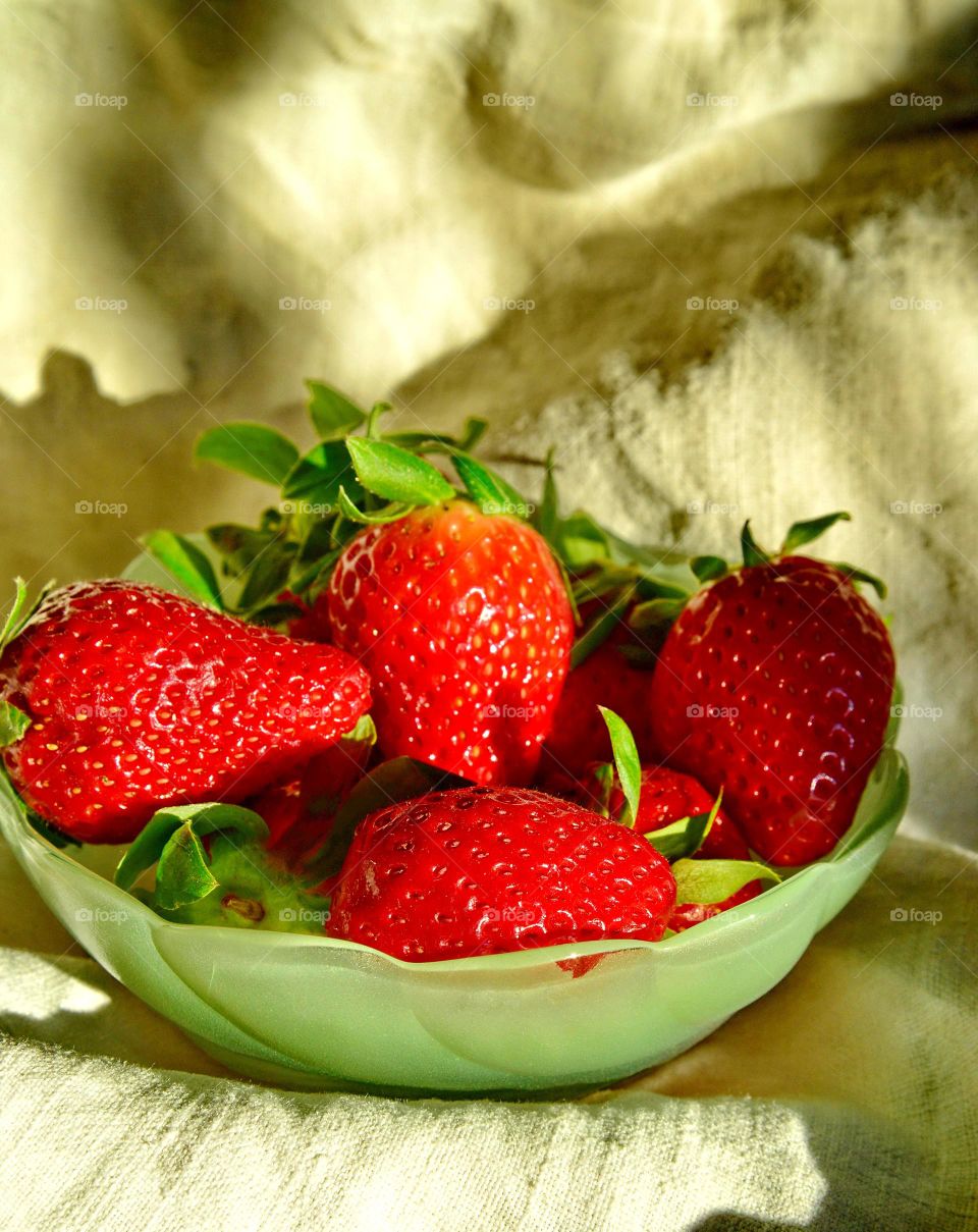 Red strawberries in bowl