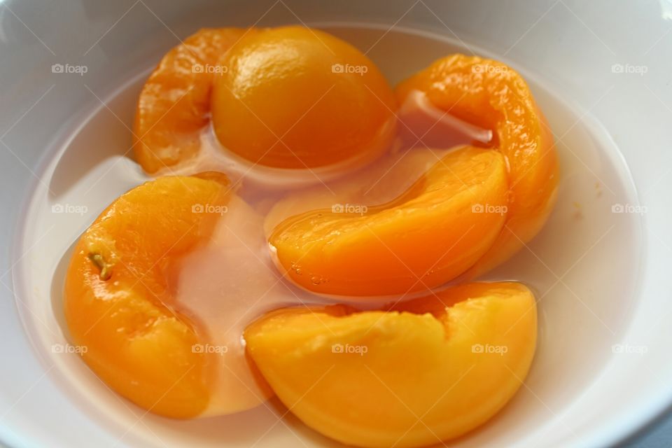 Orange fruit with water in bowl