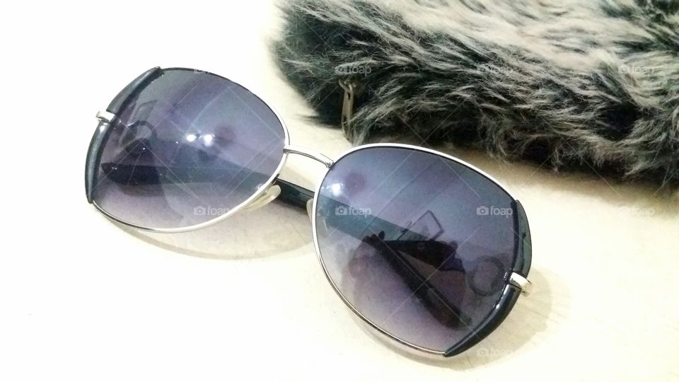 GLASSES AND HAND BAG