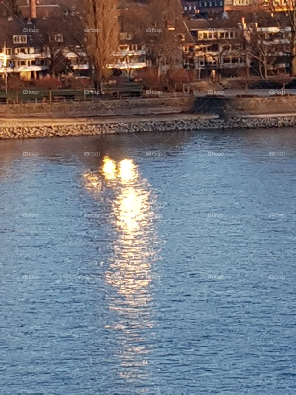 Hand Gold Wasser Spiegelung