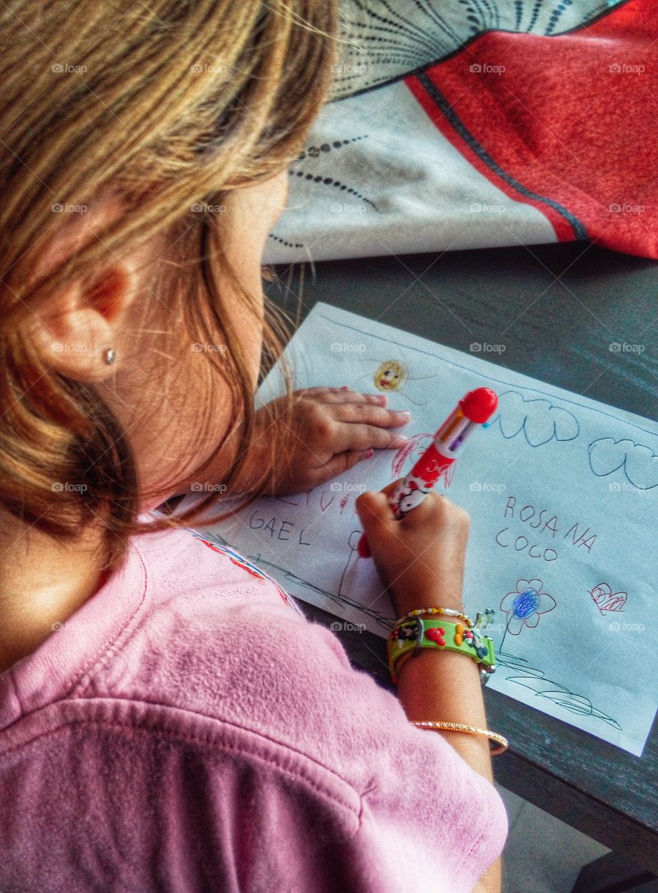 Dibujo. Mi hija dibujando a su familia