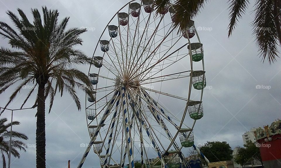 Giant wheel in Portimão on a cloudy day...