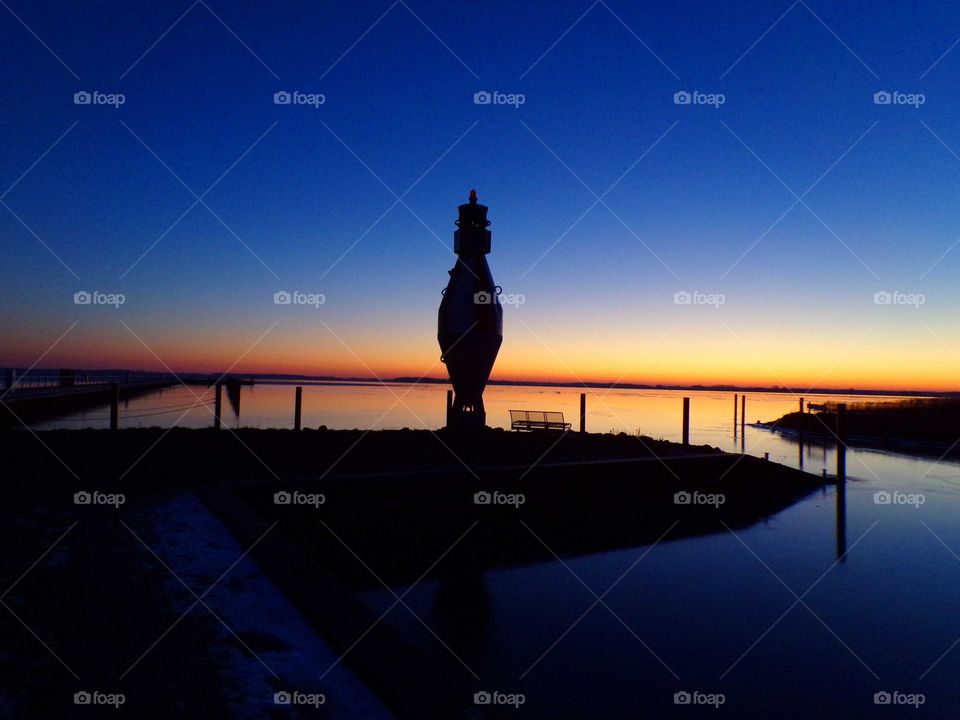 Sonnenaufgang am Hafen und das Wasser ist gefroren