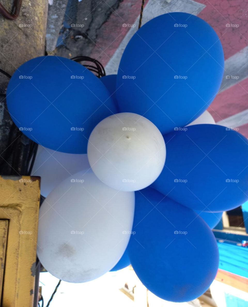 Os balões  são  um dos símbolos mais coloridos e populares das festas, que despertam  curiosidade e fascínio nas pessoas.  Eles trazem alegria e diversão  a qualquer ambiente.