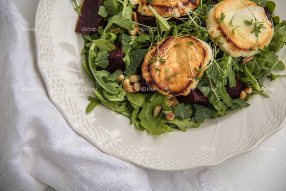 Goat cheese and beetroot salad 