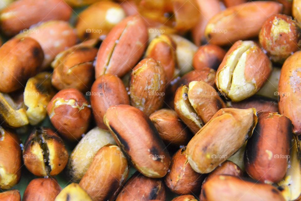 Toasted peanuts with a touch of salt 