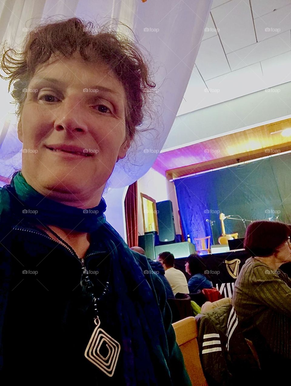 This lovely young lady dressed in dark green is joyfully partaking in an evening of „Irish Culture“ with music and song and dance held in „Bavaria“, Germany. 2023. Hypnotic Productions