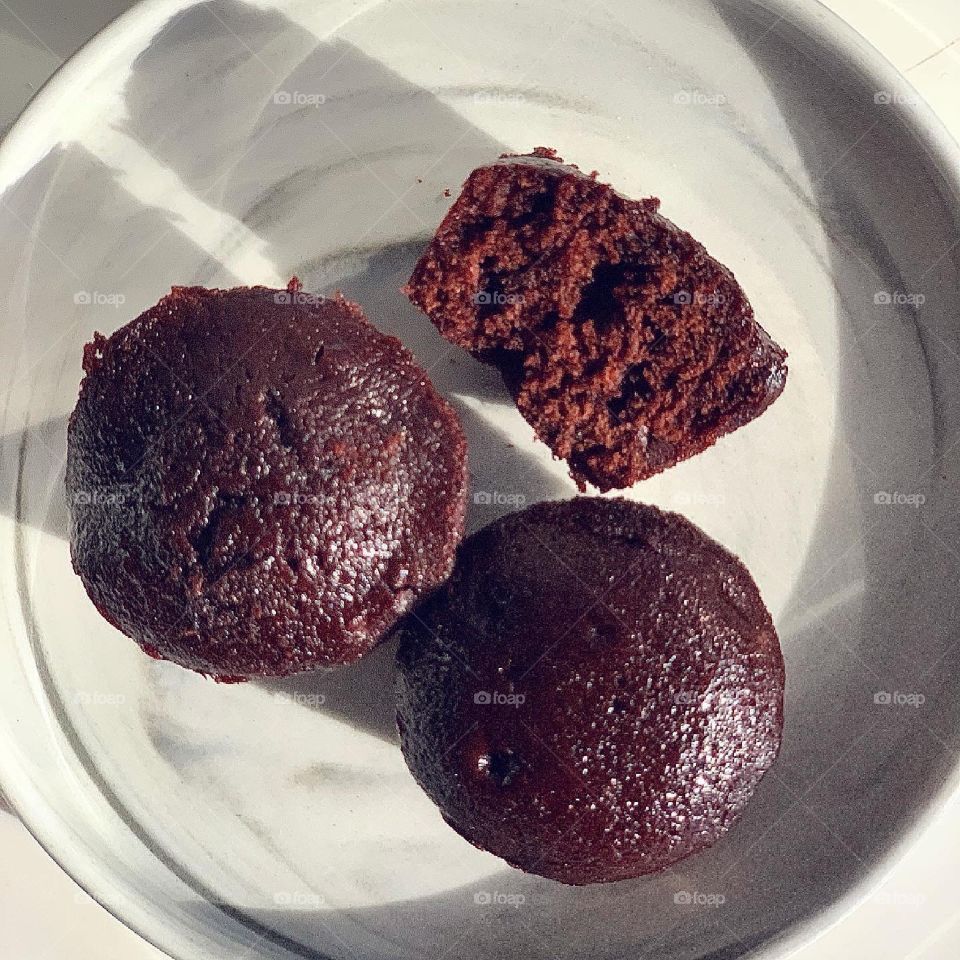 Mini chocolate ball cakes to cuddle with some cushions on road trip