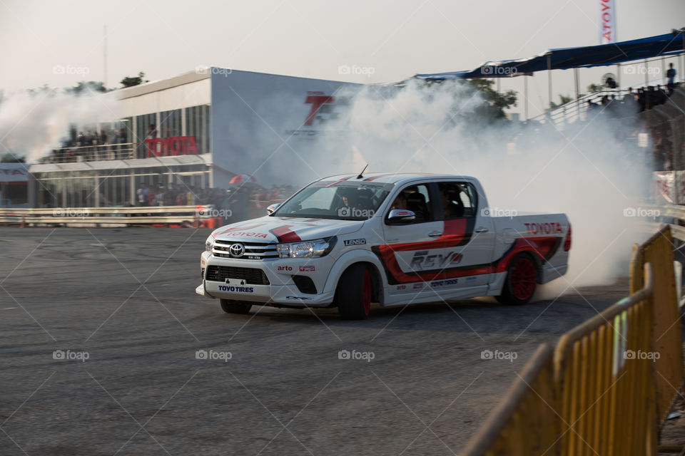 Toyota hilux revo drift show