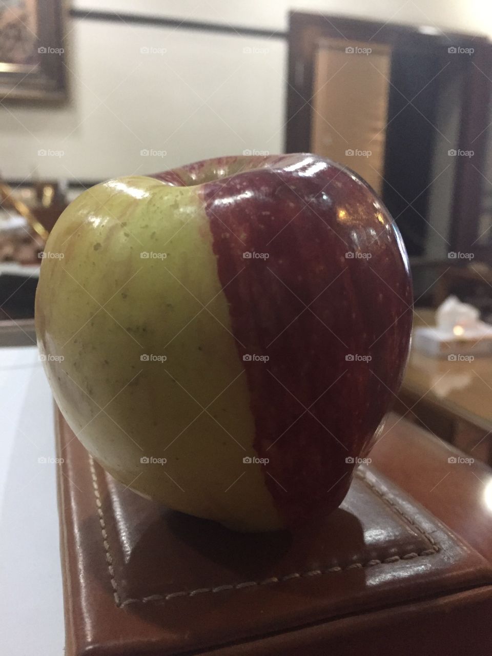 Tow color an apple