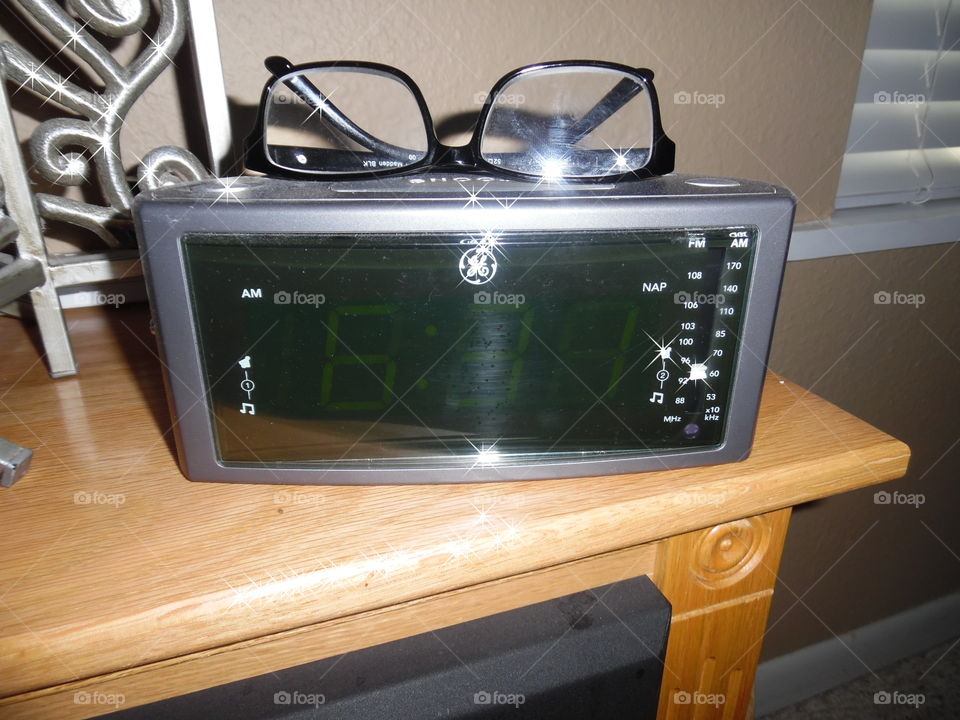 my alarm ⏰. This is a picture of the clock 🕒 that sits on my desk. 👣 🚶 🏃 🔥 💨