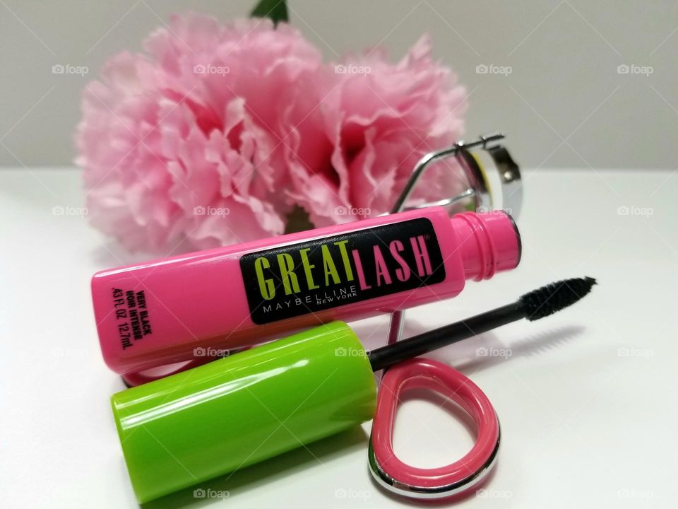 Maybelline Mascara with eyelash curler & flowers